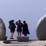 Des femmes scrutent l'océan à l'occasion d'une visite au mémorial du crash (archives).